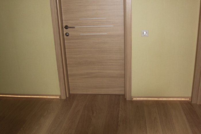 Skirting board with backlight